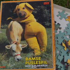 Bamse puslespil. Bamse besøger en ko. Klassisk og fint puslespil for børn.