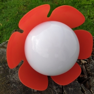 Retro kuglelampe med blomster krave. Fra 80 erne.