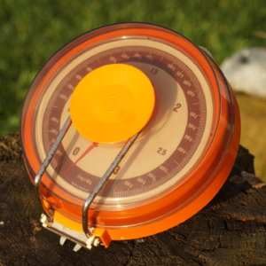 Eva køkkenvægt i dansk design i smuk orange.