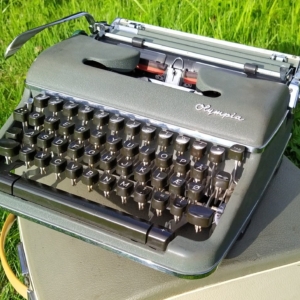 Vintage Olympia de luxe 1957 typewriter skrivemaskine unik og velholdt
