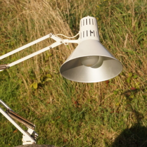 HCF Lampe – Den lille klassiske arkitektlampe. Flødehvid dansk design.