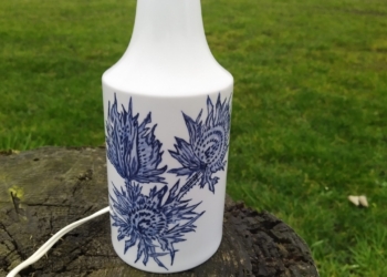 Unika Kaiser porcelænslampe. Håndmalet i 1978 med “Tidselmotiv”