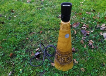 Holbæk retro keramik lampe i karryfarve