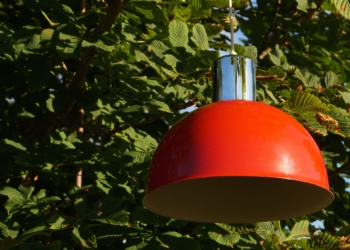 Stor spisebordslampe fra 80 erne. Halvcirkel lampe i knaldrød 31 cm diameter
