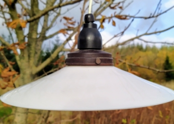 Antik Holmegaard skomagerlampe i hvid glas. 24 cm.