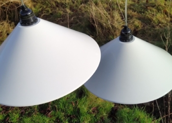 Komplet retro lampesæt til langbordet. 2 STK store smukke HORN 714 pendler i vintage stand. 37 cm. Sætpris.