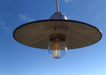 Smuk lille skomagerlampe i emalje. Klar til ophæng med ny monteret ledning.