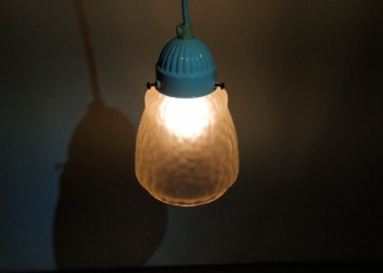 Smuk flødehvid retro glaspendel med nymonteret hvid stofledning.