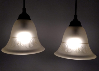 2 STK smukke glas pendler upcycled. Med nye sorte stofledninger. Sæt pris