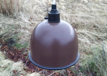 Smuk unik retro pendel med afbryder med nymonteret hvid ledning. Sjælden og enestående pendel.