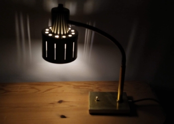 Retro messing skrivebordslampe. Vi har monteret lækker ny sort stofledning og stik.