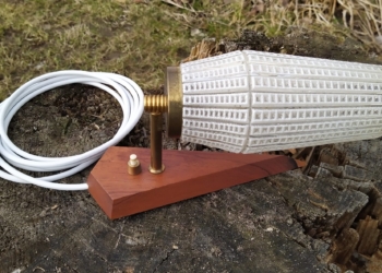 Lækker væglampe i teak, messing og glas.