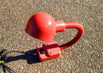 Darø skrivebordslampe i postkasserød. Dansk design fra 80 erne model : Index