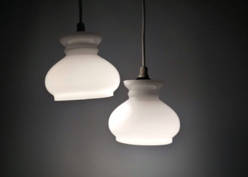2 STK Holmegaard upcycled opalglas pendler . Med nye ledninger og fatninger. Sætpris