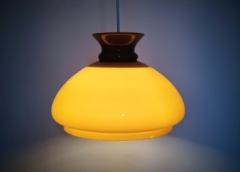 Stor Holmegaard upcycled antik glaspendel i smuk karamel. 29 cm.