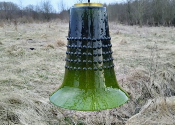 Stor sjælden unika glaspendel. Olivengrøn glas – Karrygul lys. 21 x 24 cm. Med ny monteret ledning.