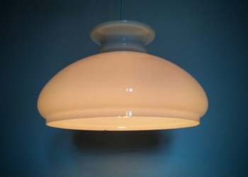 Stor smuk antik Holmegaard upcycled opalglas pendler. 30 cm