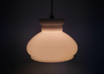 Smuk opalglas Holmegaard pendel. Upcyclet. Som foto med lys. 22 cm.