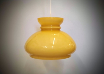 Stor Holmegaard upcycled antik glaspendel. Lys karamel. 30 cm. Klargjort.