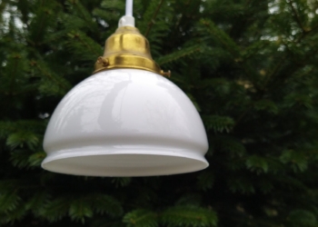 Smuk antik mini opalglas pendel. Klargjort med ny hvid stofledning. 15 cm i diameter.