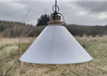 Antik opalglas pendel. 26 cm. Klargjort. Med messing og porcelæn fatning. Den høje model.