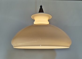 Stor Holmegaard upcycled opalglas pendel. Mælkehvid. 35 cm.