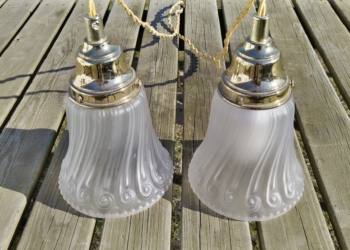 Sæt med to smukke matte glaspendler med guld ledning. Sæt pris.