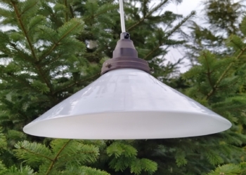 Holmegaard opalglas skomager pendel med original bakelit fatning. 26 cm