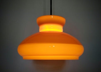 Stor smuk orange karamel farvet Holmegaard upcycled glas pendel. 27 cm