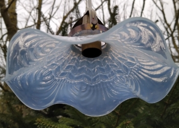Glaspendel i smukke bølger. Model “Elverskørt”. 23 cm. Klargjort.