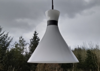 Smuk japansk opalglas pendel. Klargjort med ny sort ledning og fatning m.m. 25×30 cm.