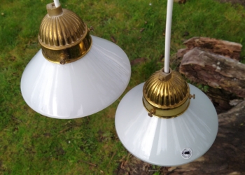 2 smukke opalglas pendler. 15 cm i diameter. Klargjort med nye ledninger m.m. Sætpris