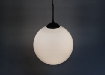Stor retro glaskuppel lampe i opalglas. 25 cm.
