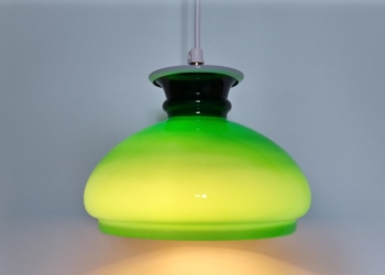 Smuk Holmegaard upcycled antik glaspendel i grøn. 21 cm