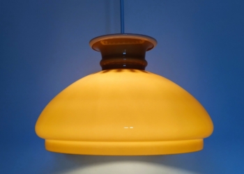 Mørk sandfarvet Holmegaard upcycled glaspendel. Smuk pendel til stuen. 26 cm
