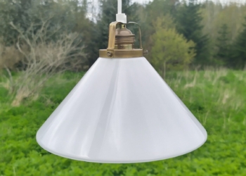Skomagerlampe på 24,5 cm med høj vinkel. Opalglas og original messing fatning