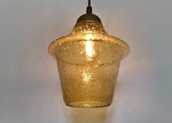 Smuk antik pendel med messing ophæng. 20 cm. Klargjort ny ledning m.m
