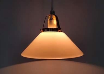 Smuk lille Holmegaard opalglas skomager pendel. Klargjort med ny ledning m.m. 18 cm