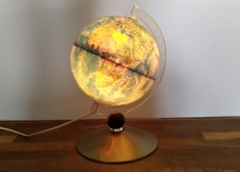 Smuk lille globus fra 90 erne. 20 cm i diameter og 30 cm høj