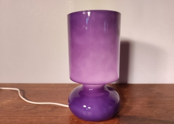LYKTA. Svensk mundblæst design lampe i lilla.
