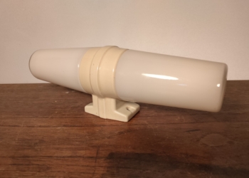 Sigvard Bernadotte badeværelse lampe i sandfarvet/ beige porcelæn.