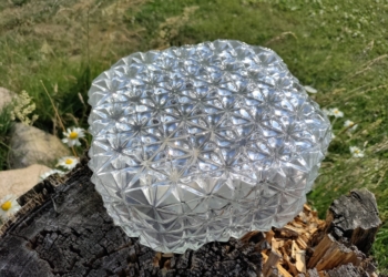 Smuk plafond med pyramide spidser. Klart glas og fremstår som ny.