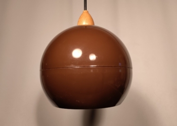 Original kuglependel fra 70 erne i plast med bøg. Nyt el.