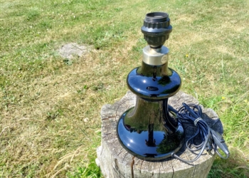 Holmegaard sort opalglas bordlampe model “Mary”.