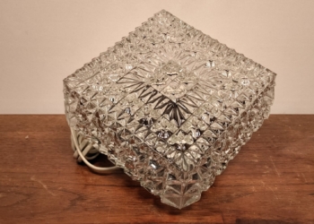 Smuk krone plafond i klart glas 19×19. Klargjort til bord.