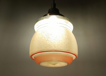Smuk antik pendel med orange aftegninger. 16 cm i diameter. Nyt el