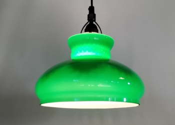 Grøn Holmegaard upcycled med smukt farvespil i glasset. Nyt el.
