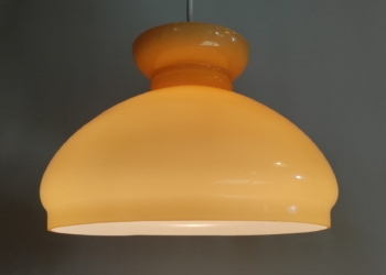 Sandfarvet Holmegaard upcycled pendel. 23 cm i diameter