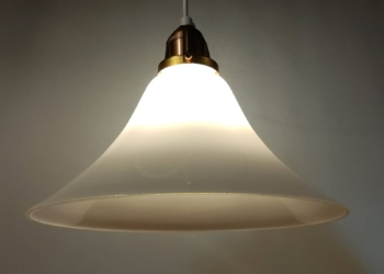 Stor smuk opalglas pendel i dansk design fra E.S.HORN. 29 cm. Nyt el.