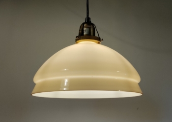 Smuk antik sandfarvet pendel fra 30 erne. 25,5 cm i diameter med nyt el.